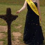 die Honigkönigin 2008/09, Anke 1. ,in dem sie sich eine Handvoll Bienen aus dem Schwarm entnimmt und keinen Stich bekommt
