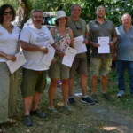 Unsere diesjährigen Probeimker 2022 mit ihren Urkunden und dem Vorsitzendem rechts im Bild Impressionen Familienfest 2022 (Probeimker)